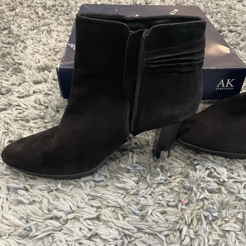 Anne Klein size 10 black ankle boots